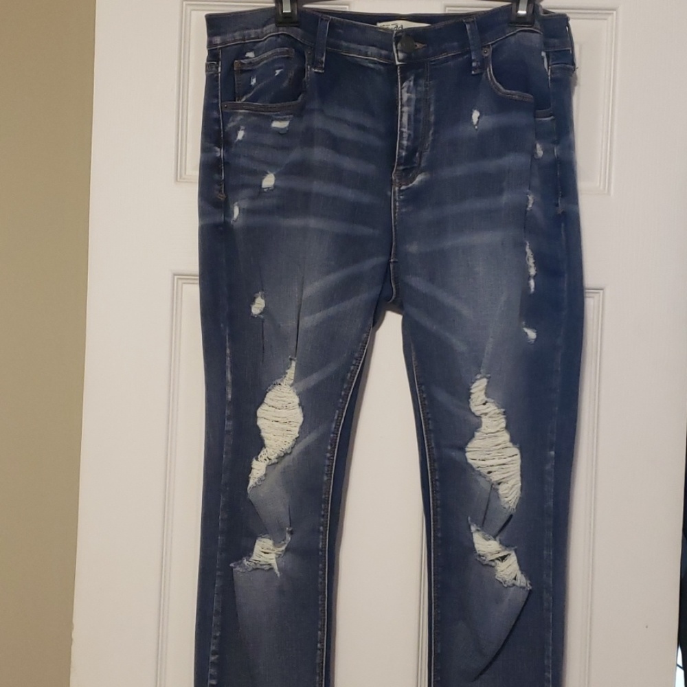 Mudd distressed low rise skinny jeans, size 15
